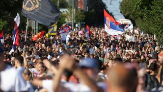 Serbia: Cientos de miles protestan en Belgrado exigiendo elecciones anticipadas