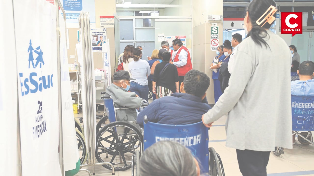 Pacientes esperan dos horas por una atención.