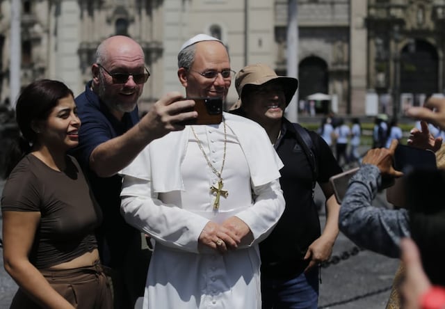 Escultura en tamaño real del papa León XIV sorprende a transeúntes en el Centro de Lima. Foto: Cesar Bueno@photo.gec