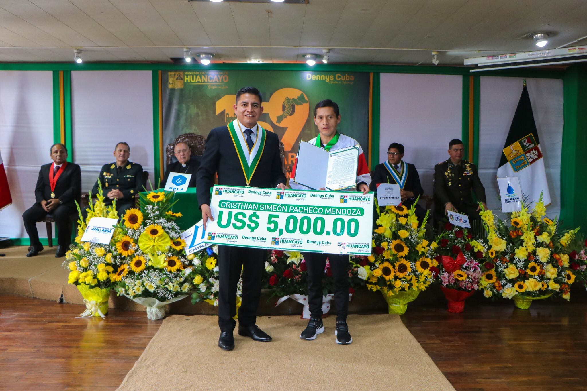 Alcalde de Huancayo junto a fondista Christian Pacheco