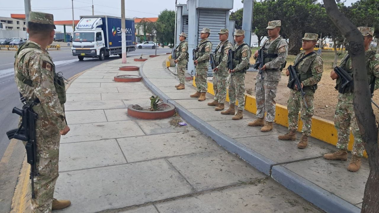 Un total de 200 integrantes del Ejército Peruano recorren los 16 puntos críticos de la provincia de Trujillo. (Fotos: Alex Martínez)
