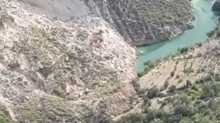 Derrumbe de cerro obstruye el río Callazas y amenaza con desborde