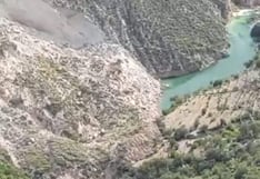 Derrumbe de cerro obstruye el río Callazas y amenaza con desborde
