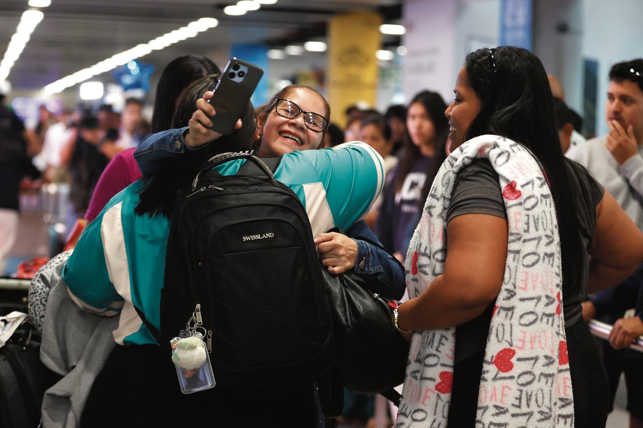 Desde diversos países los viajeros se fundieron en un largo abrazo para reunirse con sus padres, madres, hermanos, hijos, sobrinos y nietos en estas fechas especiales.
