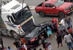 Trujillo: Tráiler chocó y arrastró a un taxi en el distrito de La Esperanza (VIDEO)