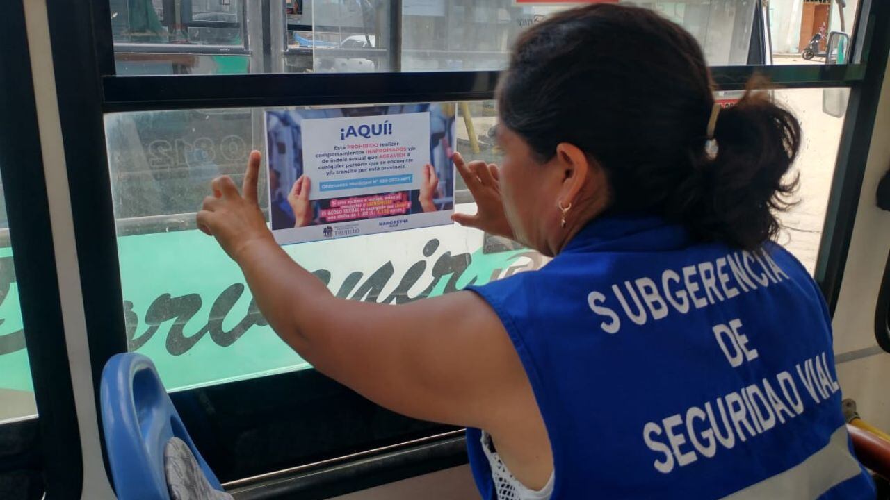 La Subgerencia de Seguridad Vial de Trujillo pegó afiches en lugares visibles de las combis y microbuses.
