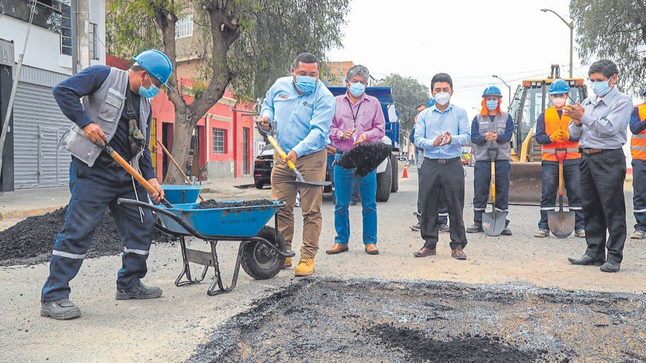 Contraloría solicitó iniciar acciones legales en contra de 5 funcionarios de la gestión de José Ruiz en el municipio de Trujillo por presuntas anomalías en la reparación de pistas, lo que generó perjuicio económico de S/ 347 mil. Además, advirtió deficiencias en trabajos que realiza la administración de Mario Reyna en el óvalo Grau.