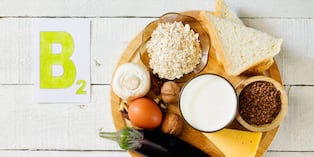 Especialistas destacan que vitaminas como la B2, B3, B5 y B12 participan en el metabolismo energético y ayudan a reducir el cansancio en adultos con jornadas intensas.