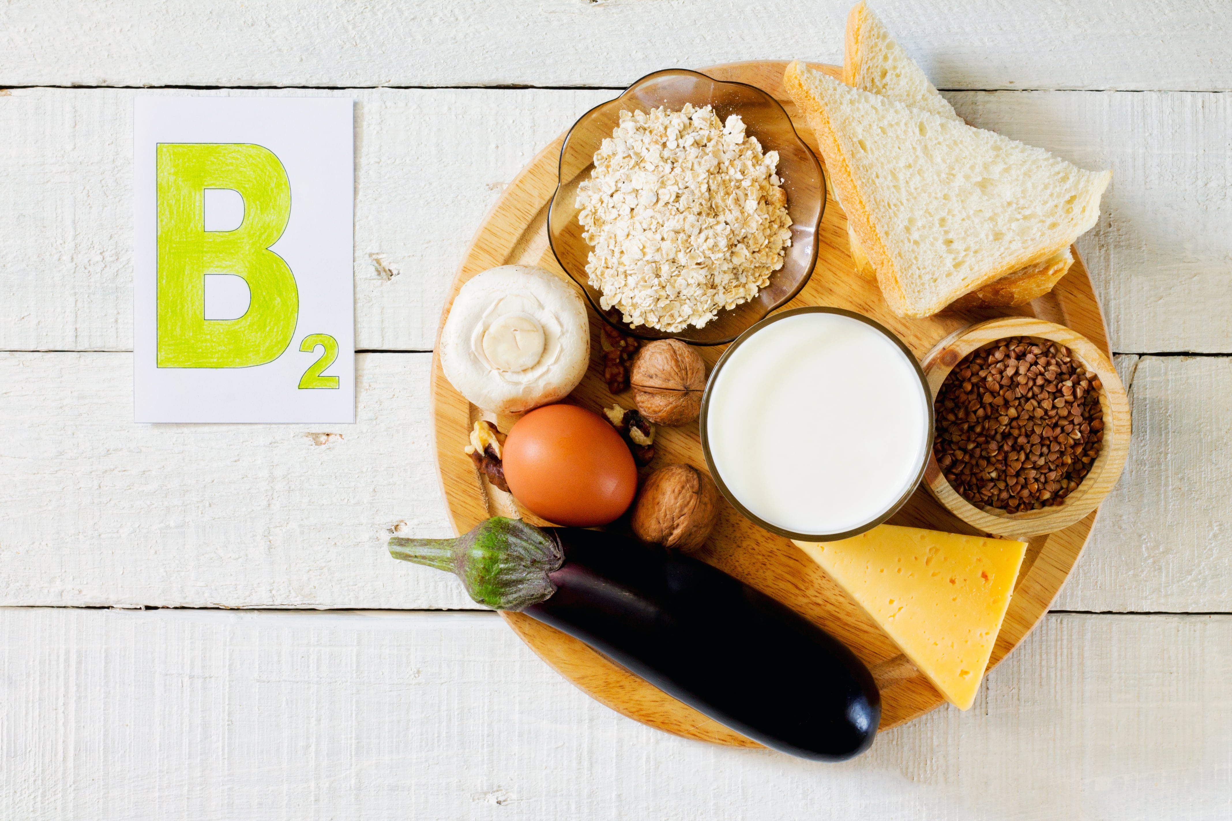 Especialistas destacan que vitaminas como la B2, B3, B5 y B12 participan en el metabolismo energético y ayudan a reducir el cansancio en adultos con jornadas intensas.