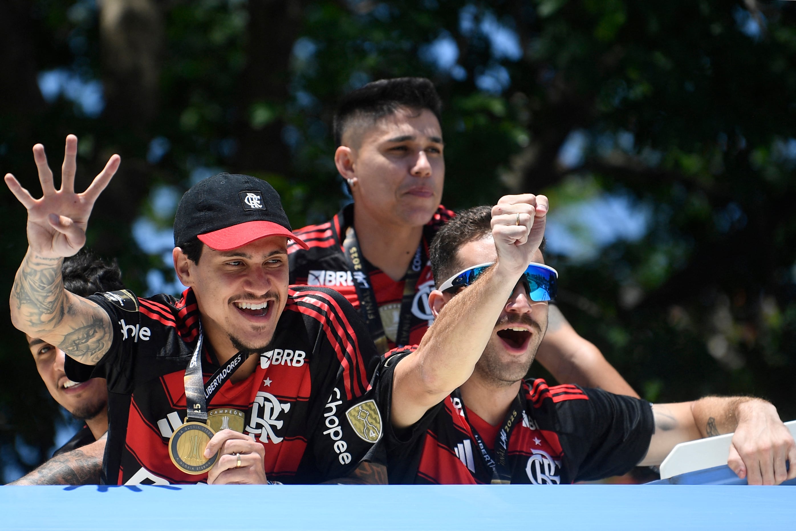 El campeón de la Copa Libertadores retornó a Rio de Janeiro y se dirige a un multitudinario festejo en el centro de la ciudad, tras su victoria 1-0 ante Palmeiras en Lima. (Photo by Daniel RAMALHO / AFP)
