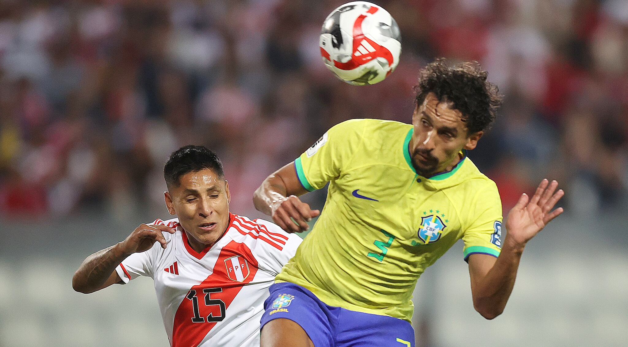 Raúl Ruidíaz y Marquinhos en el gol de Brasil ante Perú (Foto: CBF).