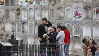 Familias acuden al cementerio El Ángel para honrar a sus seres queridos (GALERÍA)