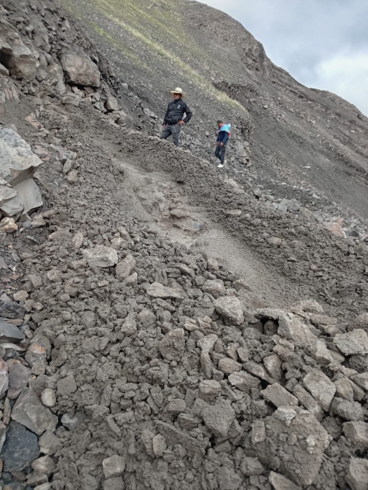 Derrumbe bloquea vía Huambo-Canco-Ayo en Caylloma. Foto: Municipalidad de Huambo.