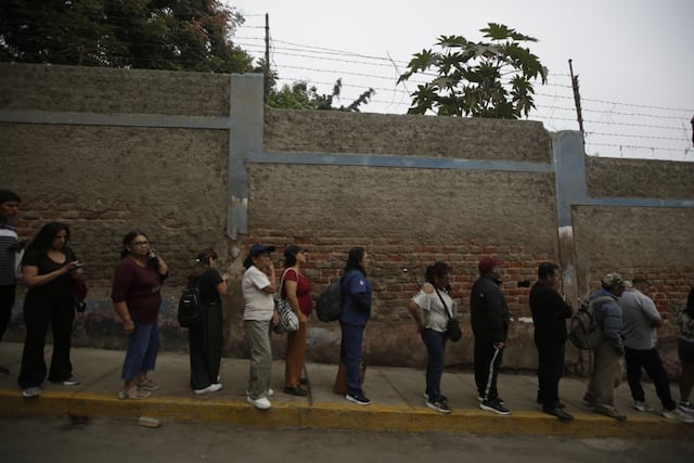Se apertura las mesas de sufragio en el colegio San Luis Gonzaga de SJM, personas aún tienen quejas por el trabajo del personal de ONPE (Fotos: Julio Reaño/@photo.gec)