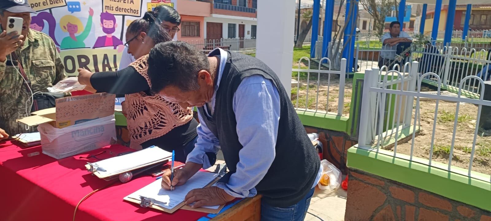 En la plaza Jorge Chávez, de Alto de la Alianza, revocadores realizaron conferencia. (Foto: Correo)
