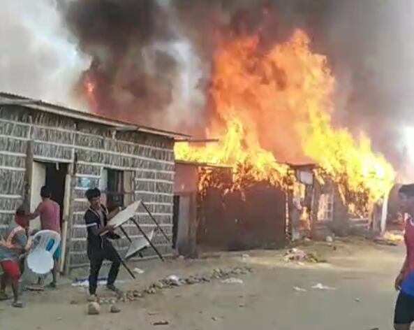 Las llamas consumieron las viviendas de material rústico en poco tiempo y provocó la explosión de balones de gas. Las familias que lo perdieron todo, piden ayudan