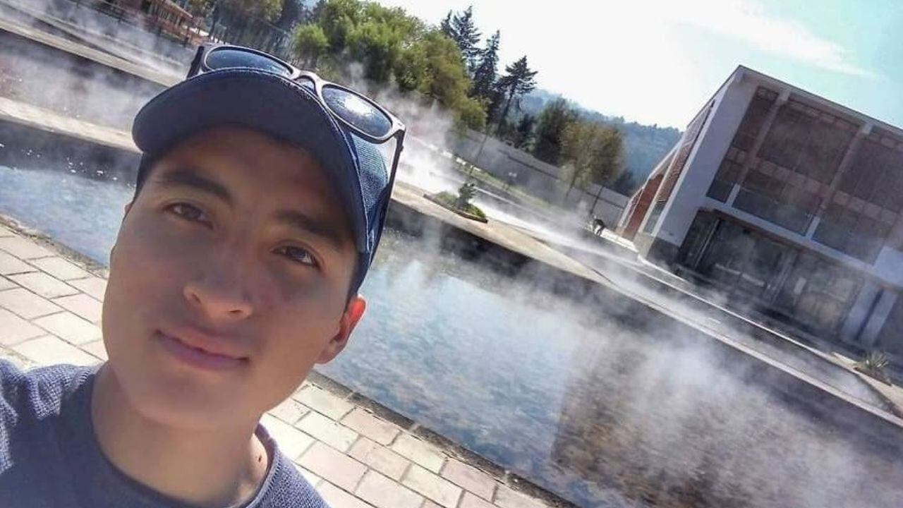 A los 14 años terminó la secundaria y a los 17 había culminado su primera carrera. Era natural del distrito Leonardo Ortiz, en la provincia de Chiclayo.