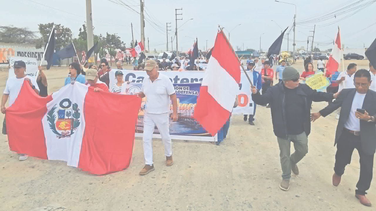La obra del Corredor Vial Trujillo – Huanchaco inició hace 15 meses, pero actualmente hay tramos inconclusos que han afectado al transporte, turismo, restaurantes y hoteles. A pesar de ello, la empresa pretende intervenir en el óvalo Huanchaco y los vecinos temen que trabajos queden abandonados y ellos, aislados.