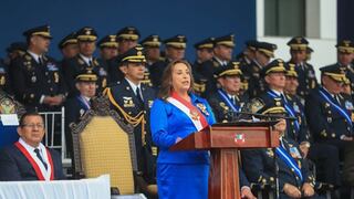 Dina Boluarte rinde homenaje a la Fuerza Aérea y advierte sobre amenazas a la democracia