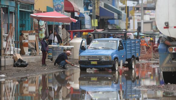 Vehículos tienen que hacer arriesgadas maniobras para pasar por la obra inundada. (Foto: Leonardo Cuito)