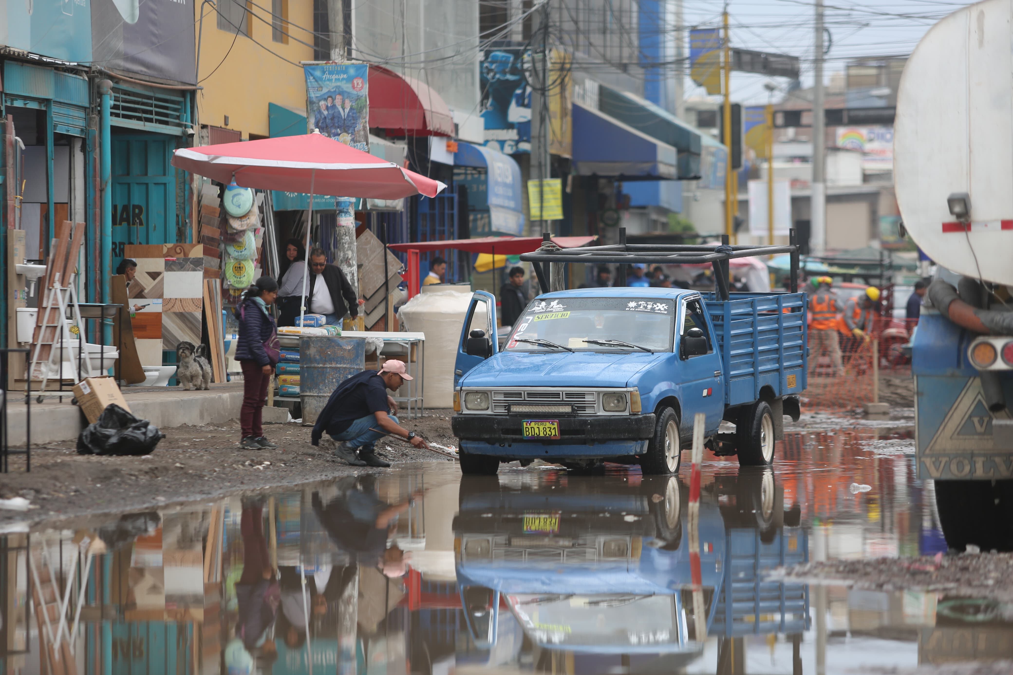 Vehículos tienen que hacer arriesgadas maniobras para pasar por la obra inundada. (Foto: Leonardo Cuito)