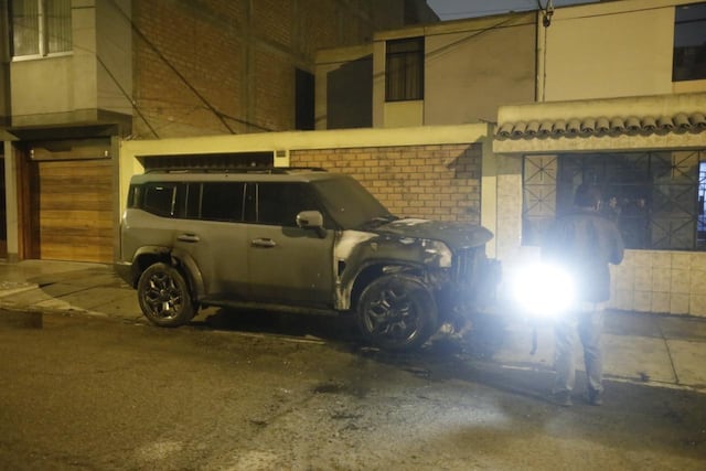 Desconocidos queman camioneta de empresario en Los Olivos. Fotos:@photo.gec