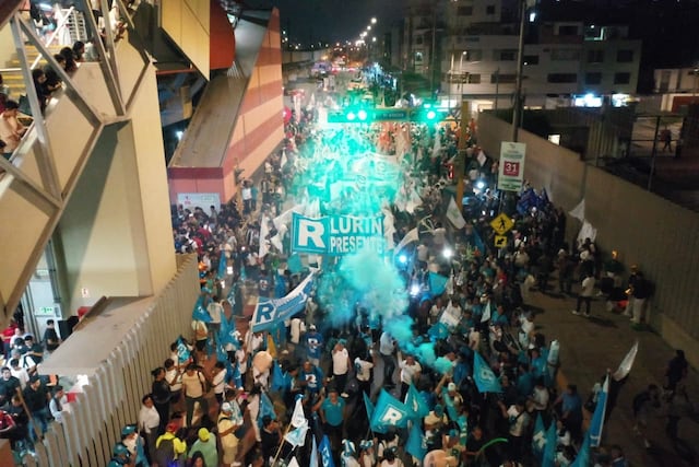 Simpatizantes de partidos llegan a exteriores del Centro de Convenciones por debate presidencial (Foto: Julio Reaño/GEC)
