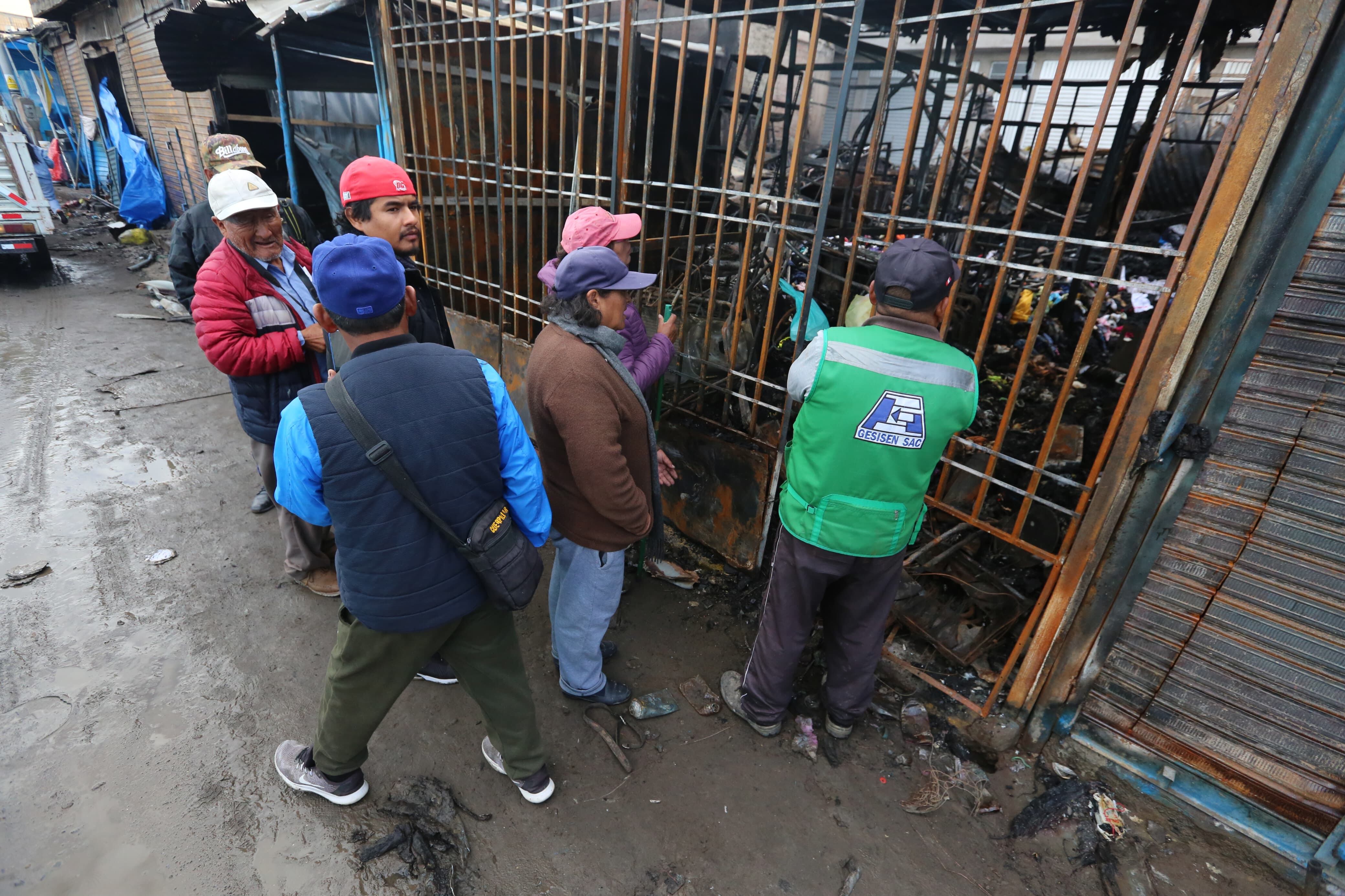Comerciantes perdieron mercadería. Foto: Leonardo Cuito.