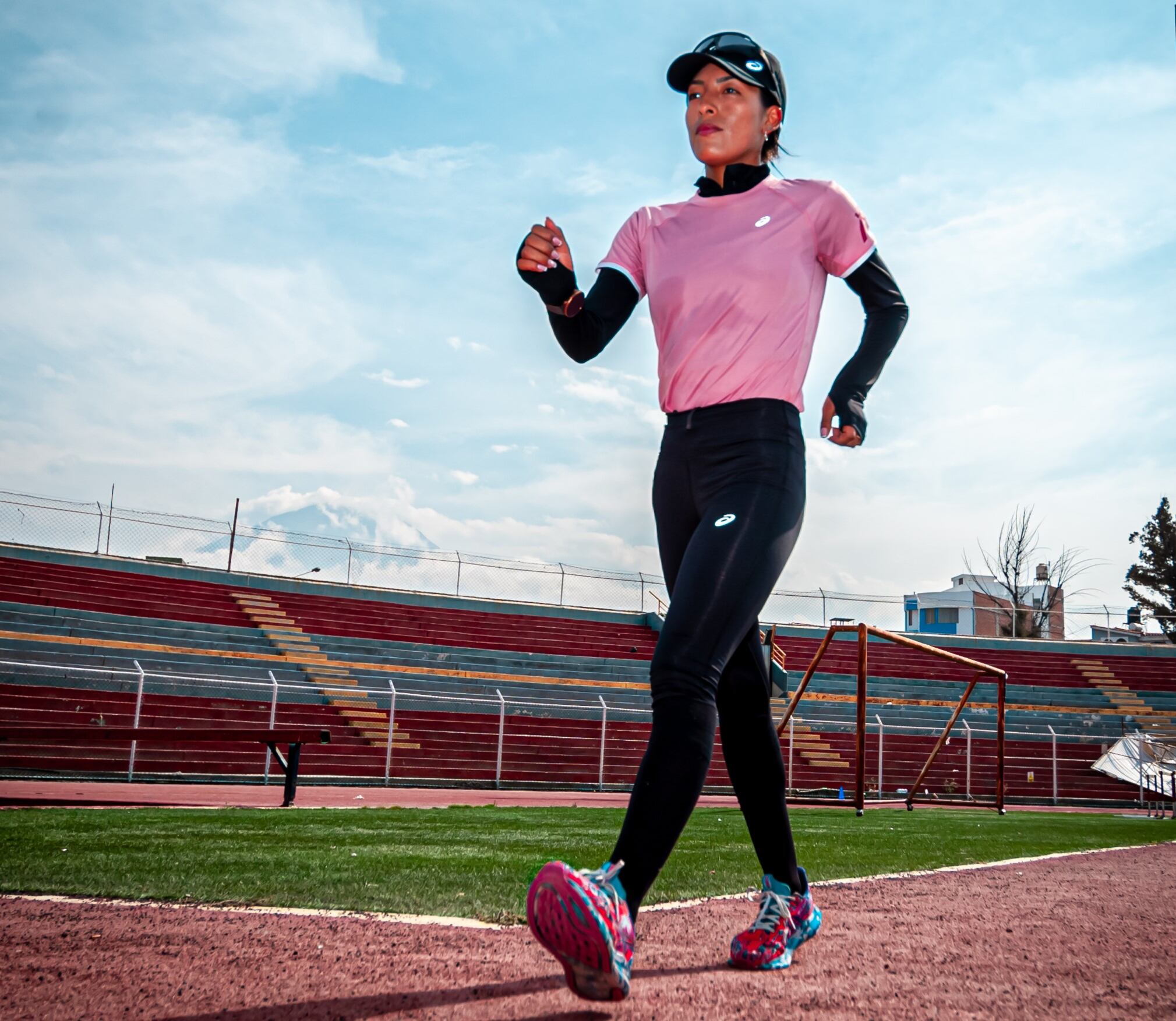 Mary Luz Andía Arotaipe entrena en la pista atlética del estadio Melgar de la ciudad de Arequipa. Foto: Cortesía.