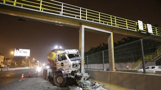 El Agustino: puente a punto de colapsar tras choque de camión (FOTOS)