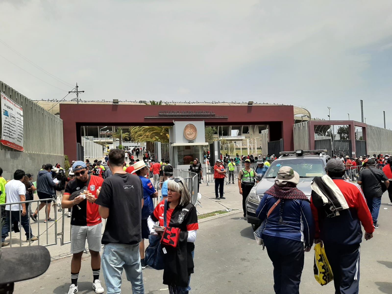 Cientos de hinchas llegaron al estadio de la UNSA para respaldar al FBC Melgar. (Foto: GEC)