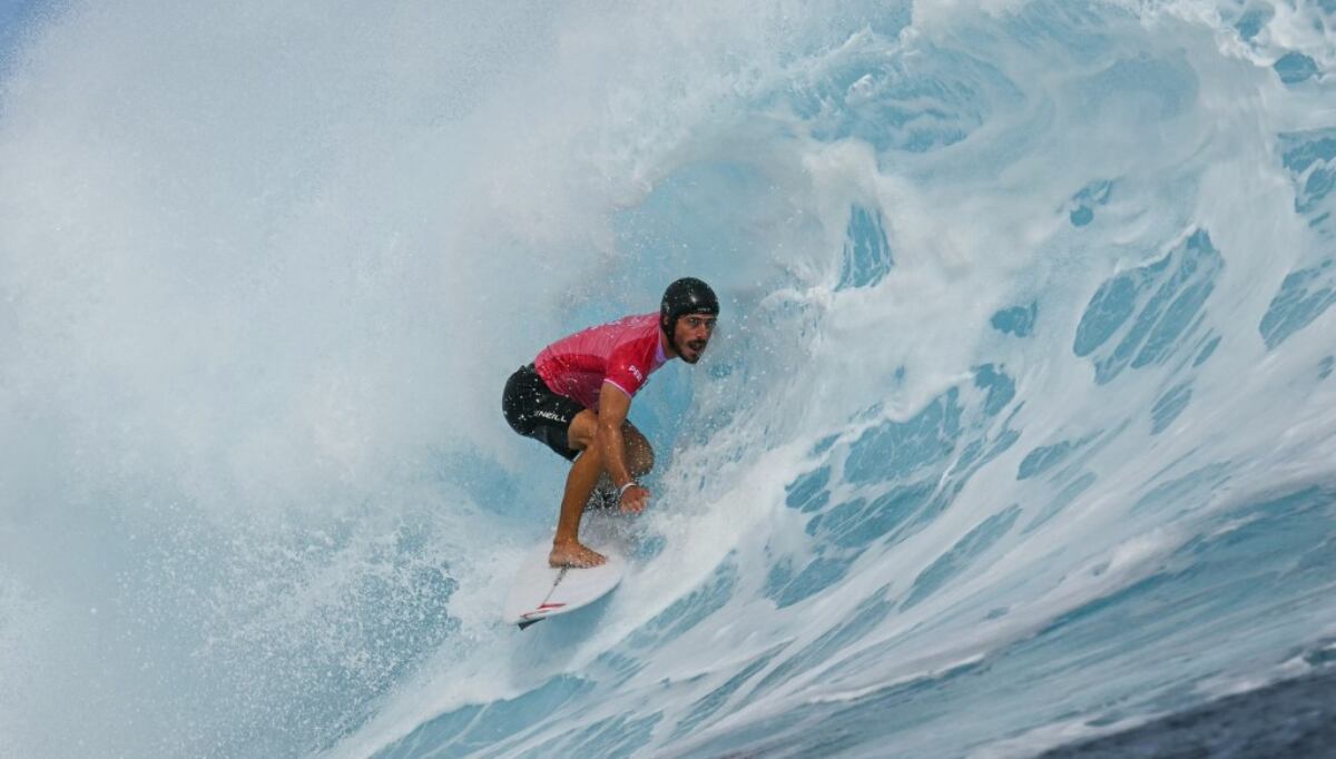 Alonso Correa clasificó a semifinales de surf en París 2024. (Foto: AFP)