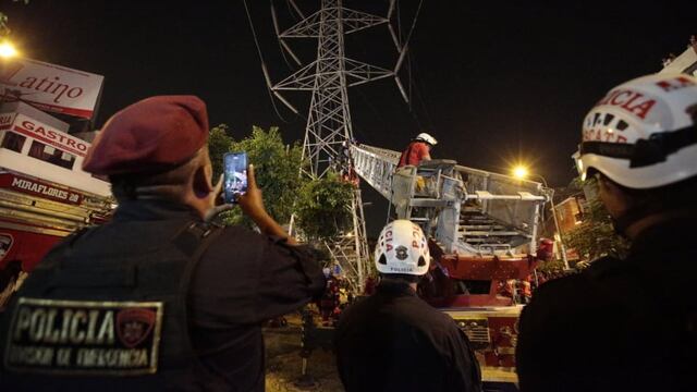 Los Olivos: Policía intenta rescatar a joven que se subió a torre de alta tensión (VIDEO)