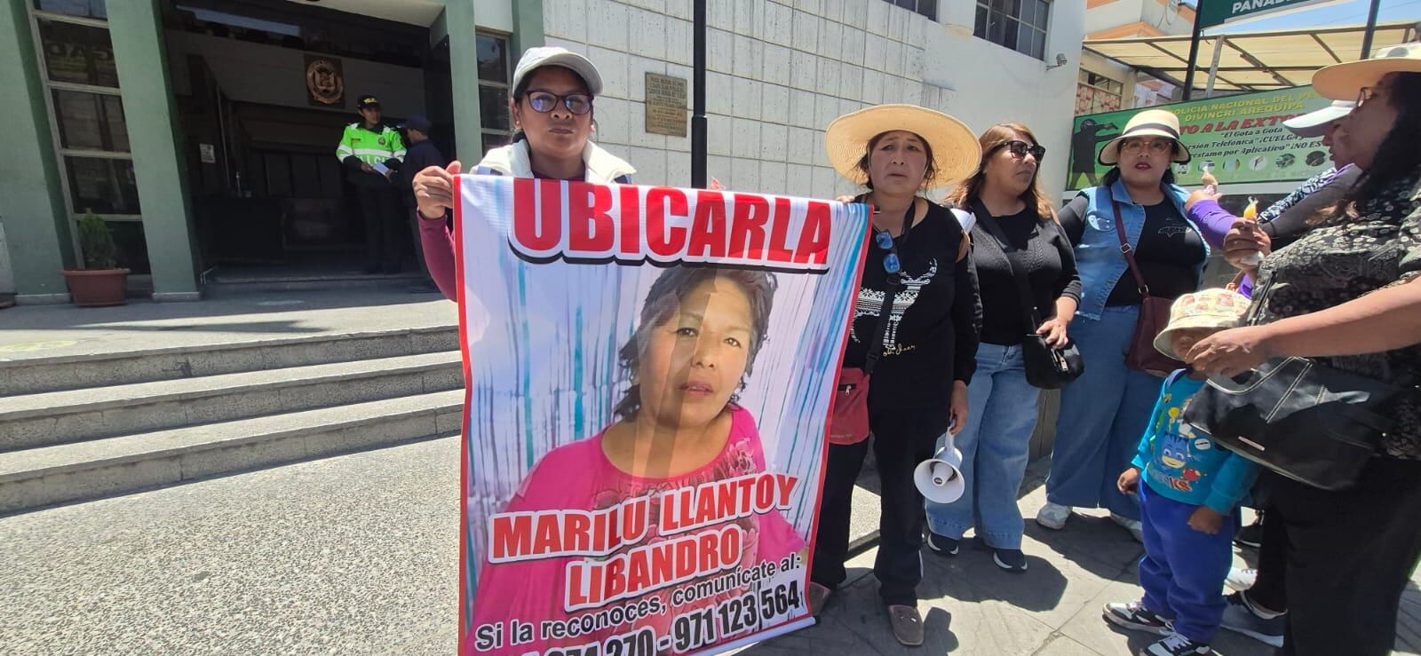 Familiares de Marilú Llantop frente a la Divincri. Foto: GEC.