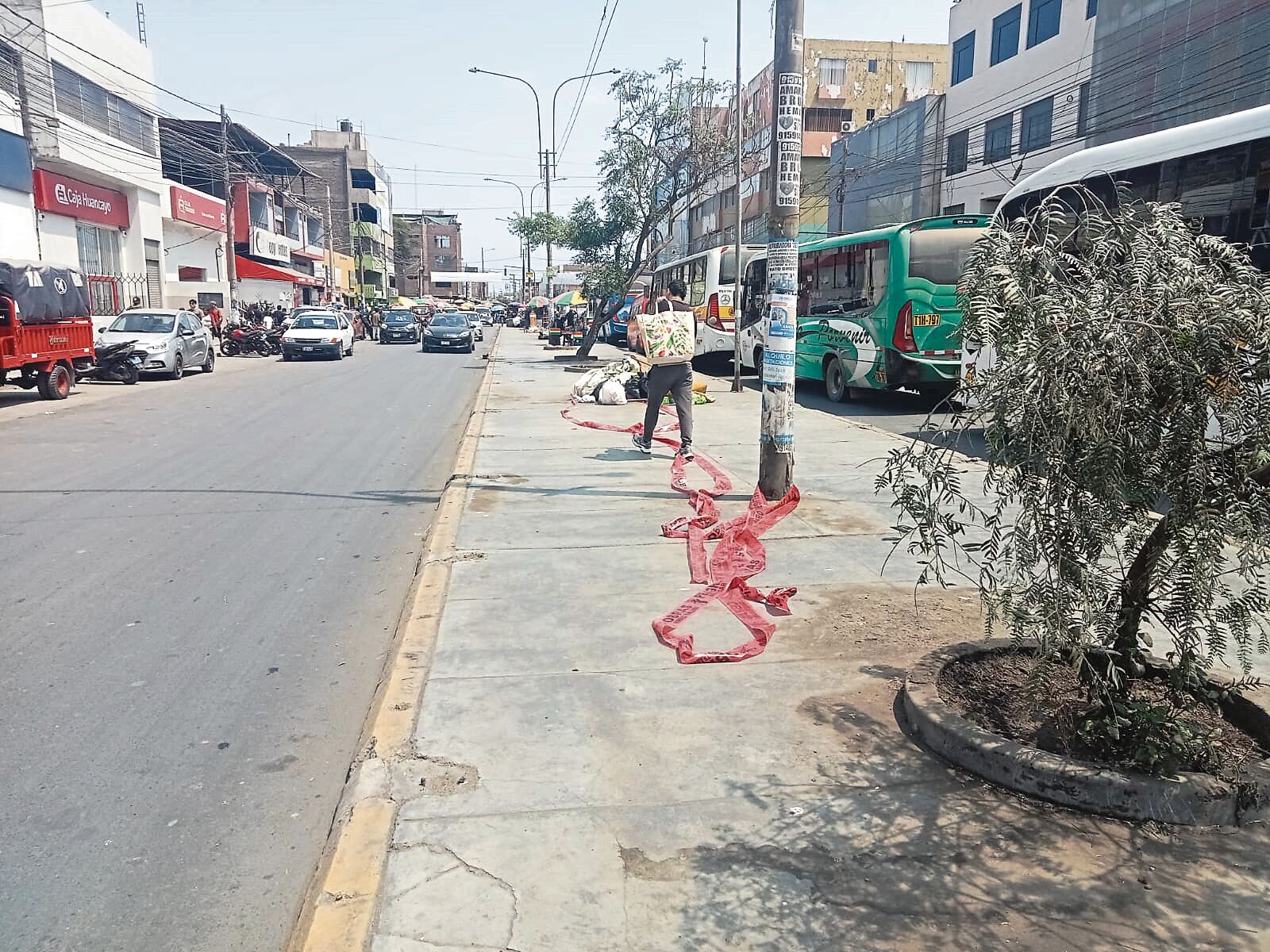 La víctima fue identificada como Roger Haro Ruiz, quien fue atacado por un extranjero cuando se encontraba por la cuadra 2 de la avenida César Vallejo.