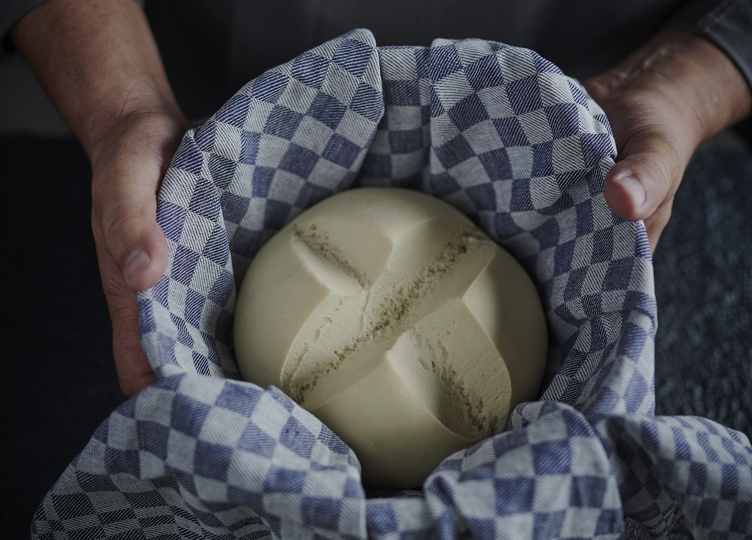 La masa madre está en auge, convirtiéndose en la estrella del pan artesanal. Su proceso de fermentación natural no solo mejora el sabor y la textura, sino que también aporta beneficios digestivos.
