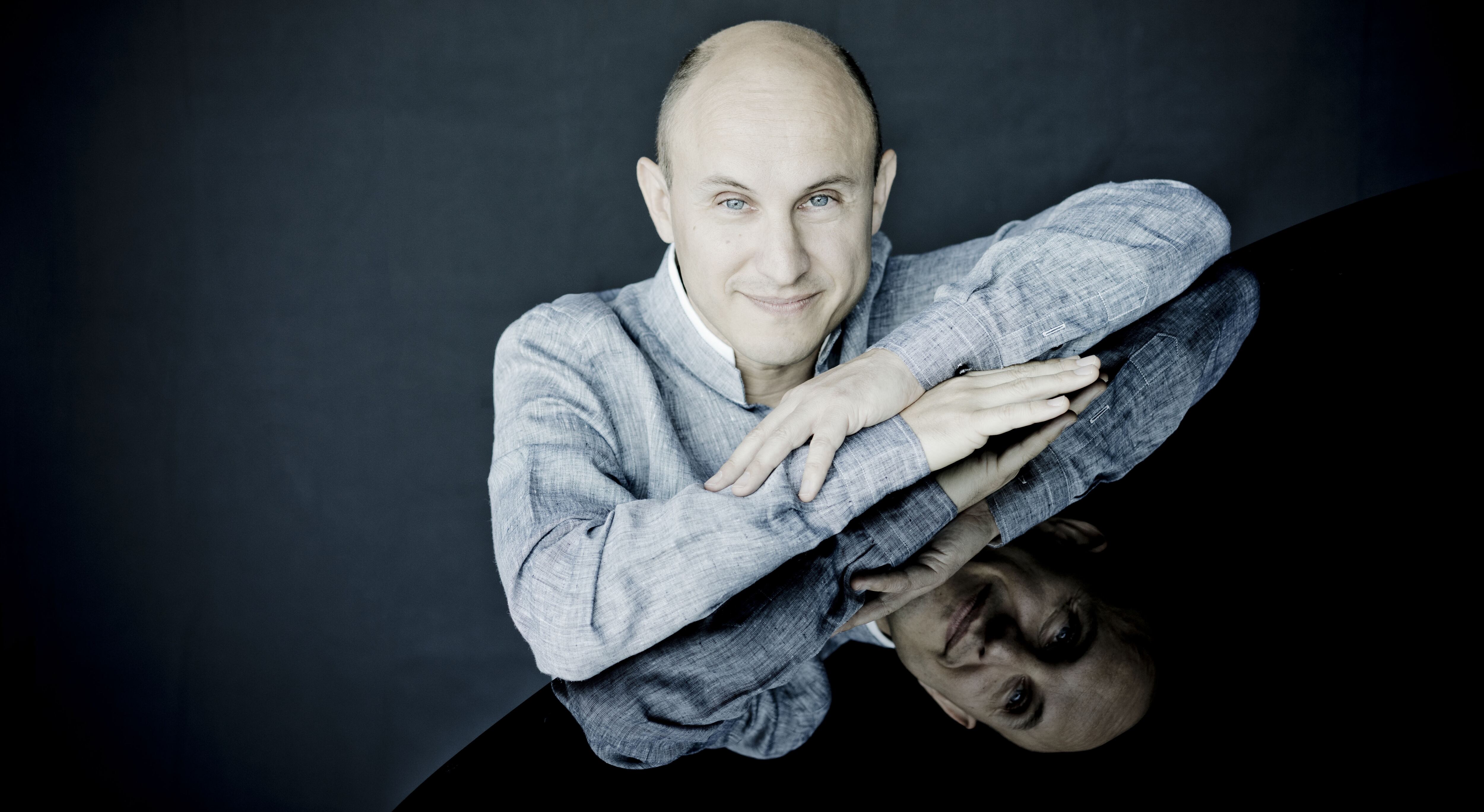 Este miércoles 28 de mayo, el histórico Teatro Municipal de Lima será escenario de la unión musical de la Festival Strings de Lucerne y el pianista argentino Nelson Goerner. Photo: Marco Borggreve