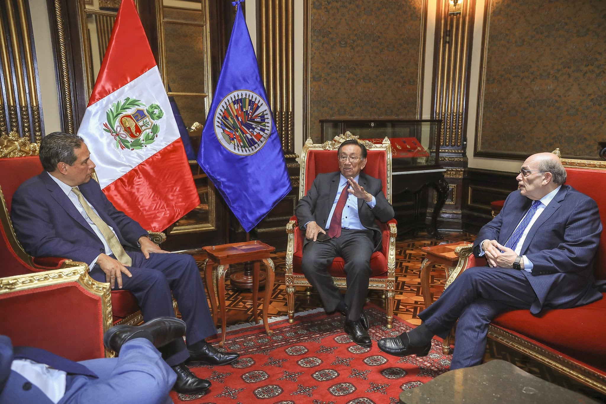 El Presidente José María Balcázar, junto al canciller Hugo de Zela, recibió en Palacio a la Misión de Observación Electoral de la OEA en Perú.