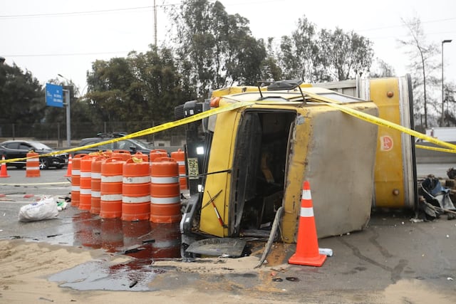 Camión se vuelca en la Vía de Evitamiento y provoca congestión vehicular en San Juan de Lurigancho