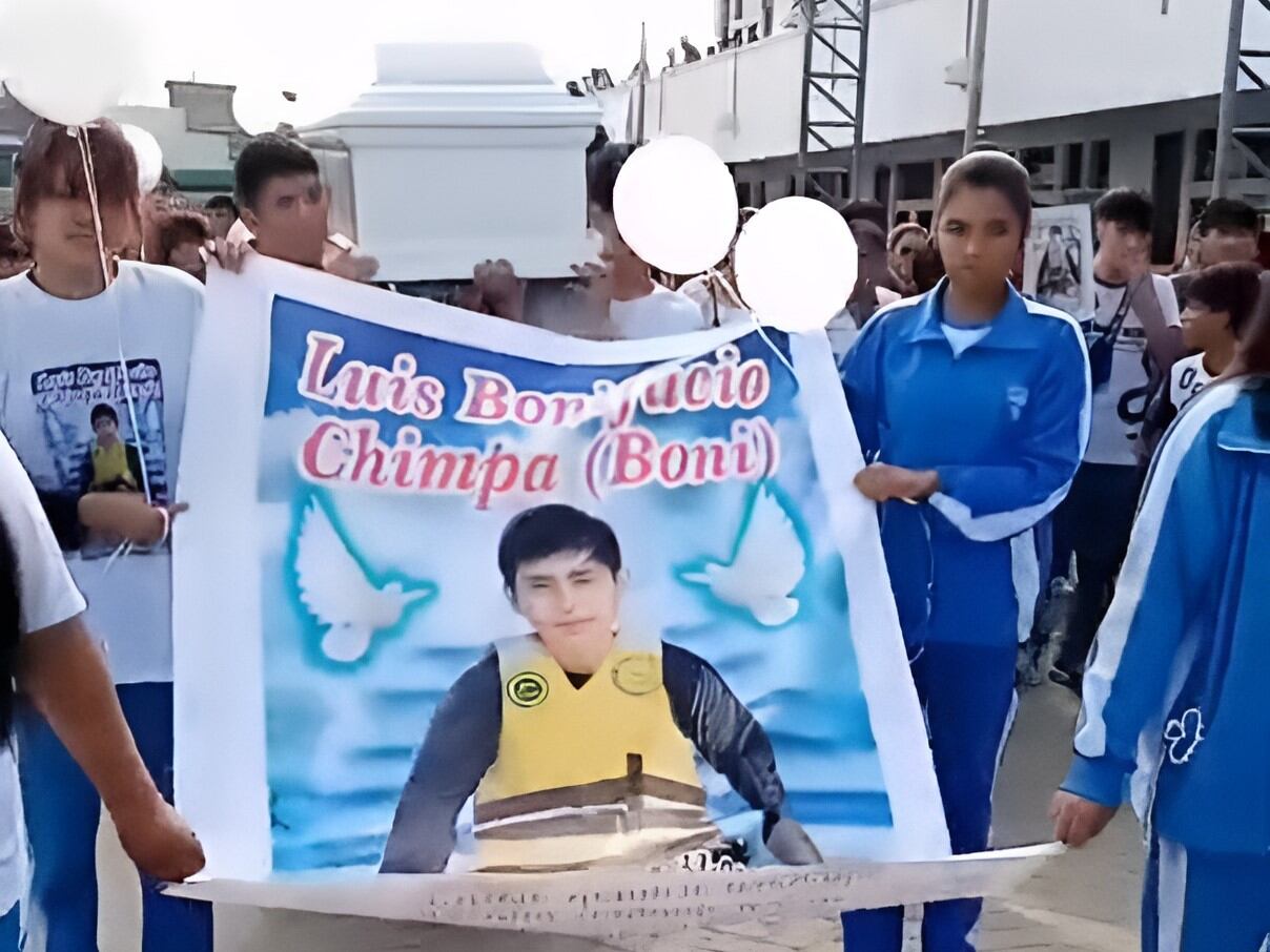 Con un profundo pesar, los estudiantes le dieron el último adiós a su compañero de clases.