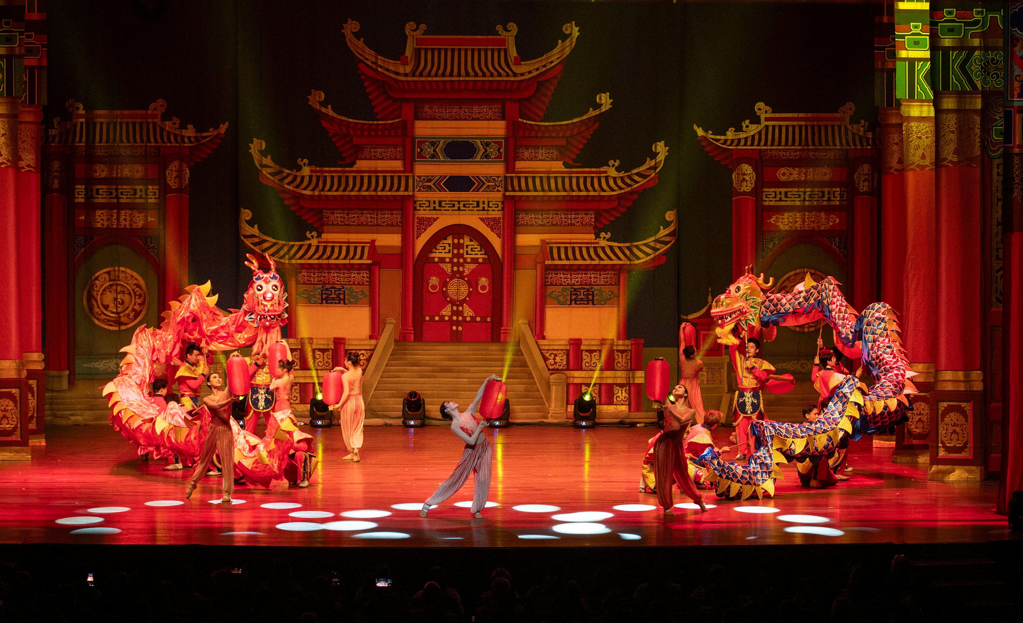 El espectáculo está encabezado por la histórica China National Acrobatic Troupe, reconocida como la compañía acrobática N.º 1 de China.