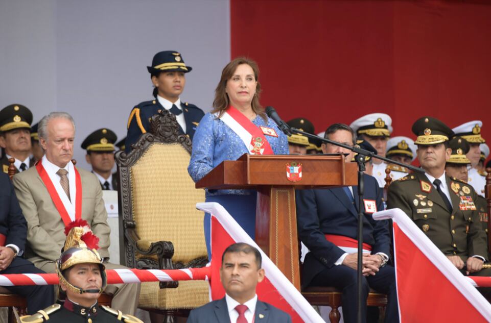 Dina Boluarte asegura apoyo de las Fuerzas Armadas a la Policía Nacional para combatir la inseguridad ciudadana.