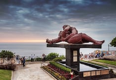 Víctor Delfín agrega un anillo a su escultura “El Beso” y revela: “es momento de que adquieran un compromiso”