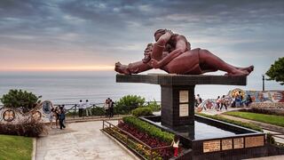 Víctor Delfín agrega un anillo a su escultura “El Beso” y revela: “es momento de que adquieran un compromiso”