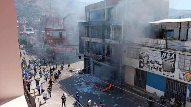 Ayacucho: Pobladores protestan y queman oficinas de la Fiscalía y Depincri