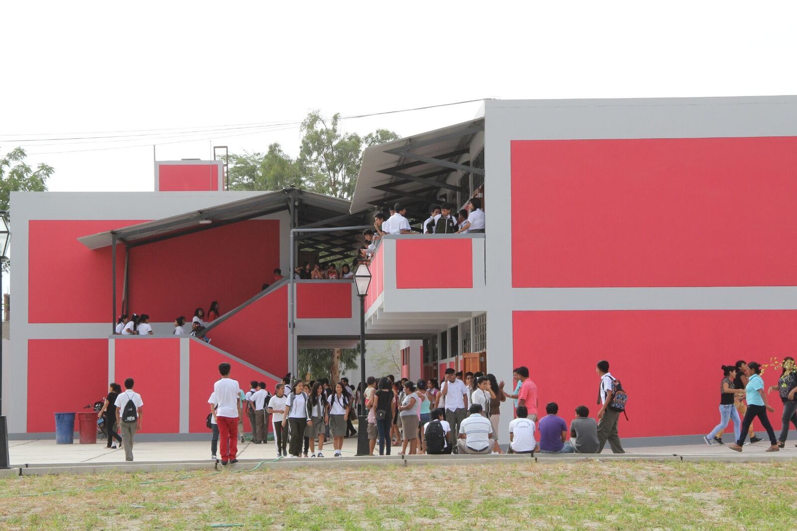 El director regional de Salud, Manuel Girón, informó que mantiene un consenso con la Dirección de Educación de Piura, que anunció que evaluará el inicio del Año Escolar 2024 por las altas temperaturas. El decano del Colegio de Profesores reiteró que las clases se inicien con la virtualidad