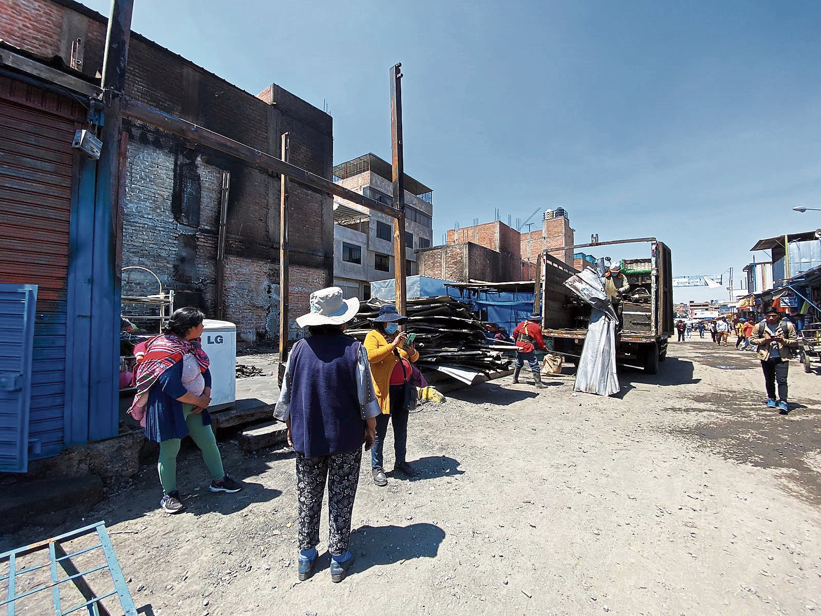 Retiro de escombros en la asociación Los Cuatro Suyos de Andrés Avelino Cáceres. (Foto: GEC)