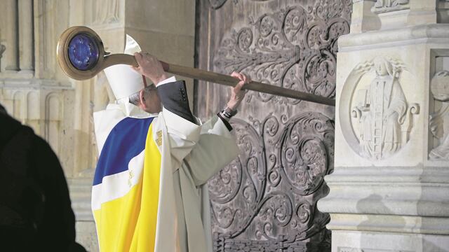 El arzobispo de París de París, Laurent Ulrich, golpeó con su báculo la puerta del templo y dio inicio a la ceremonia.