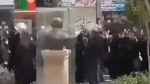 Video de una numerosa protesta de mujeres contra los talibanes es de Irán 