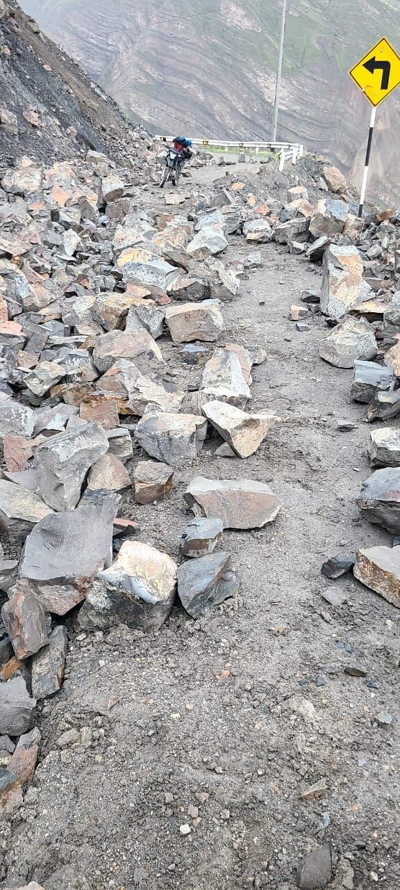 Derrumbe bloquea vía Huambo-Canco-Ayo en Caylloma. Foto: Municipalidad de Huambo.